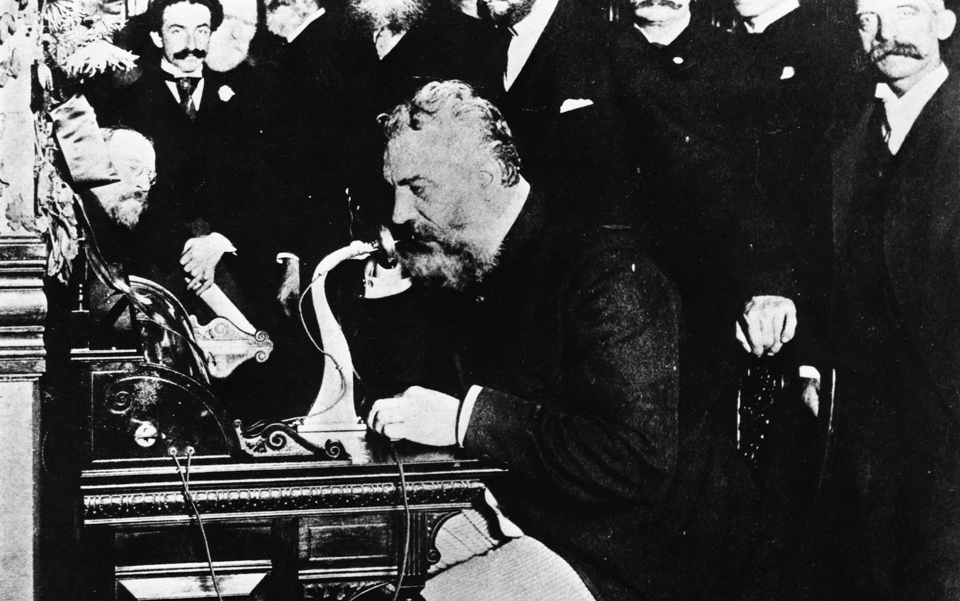 Alexander Graham Bell Mendemonstrasikan Telepon Ciptaannya